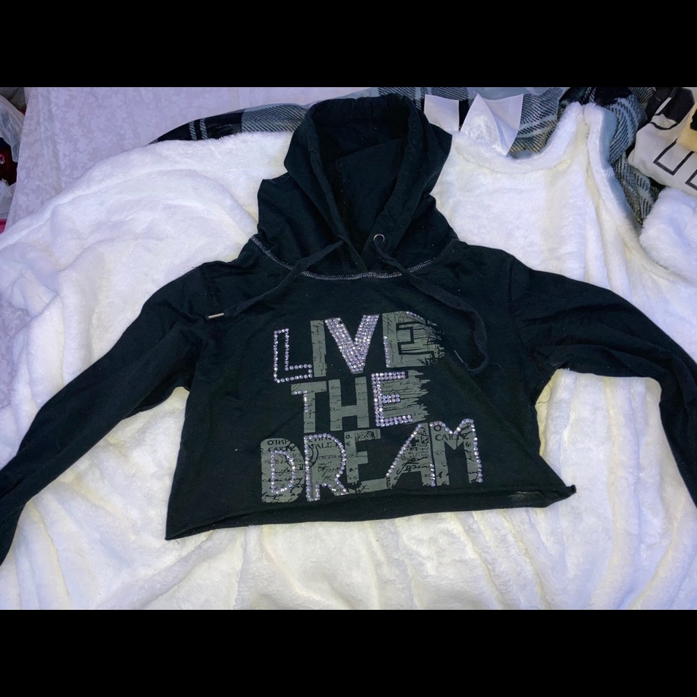 black long sleeve cropped shirt